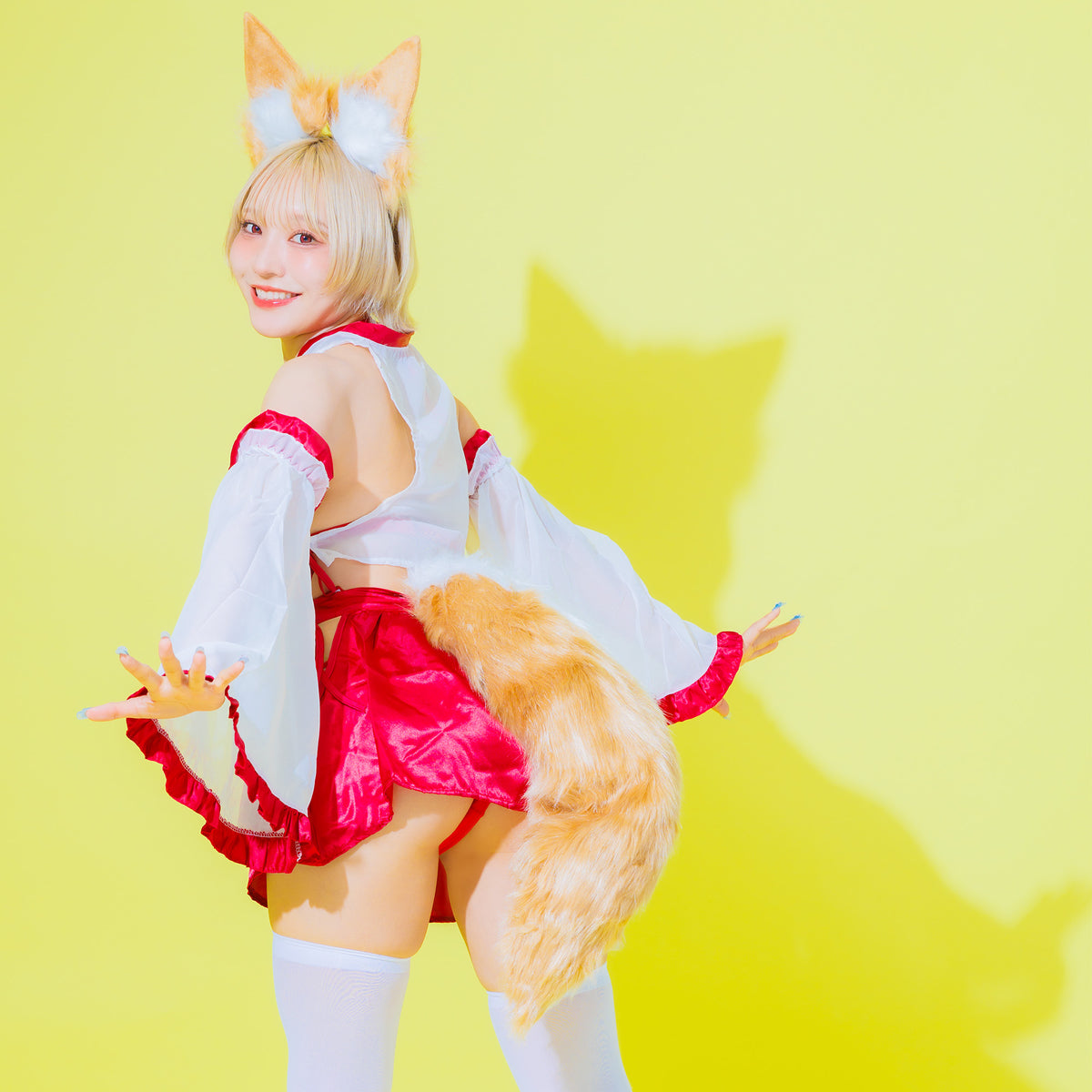 もちむぎ『Yellow Foxy Miko』デジタル写真集